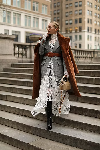 Le 5 Strategie di Styling per Moltiplicare i Tuoi Outfit Essenziali: L'Arte dell'Abbinamento Intelligente
